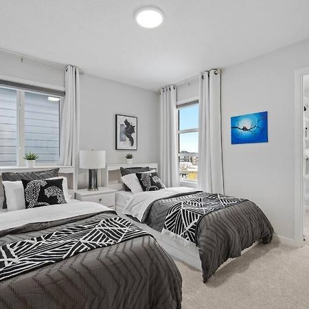 Luxury-4Bed With Ac-86"Tv-Brandnew In Cranston, Calgary Βίλα Εξωτερικό φωτογραφία