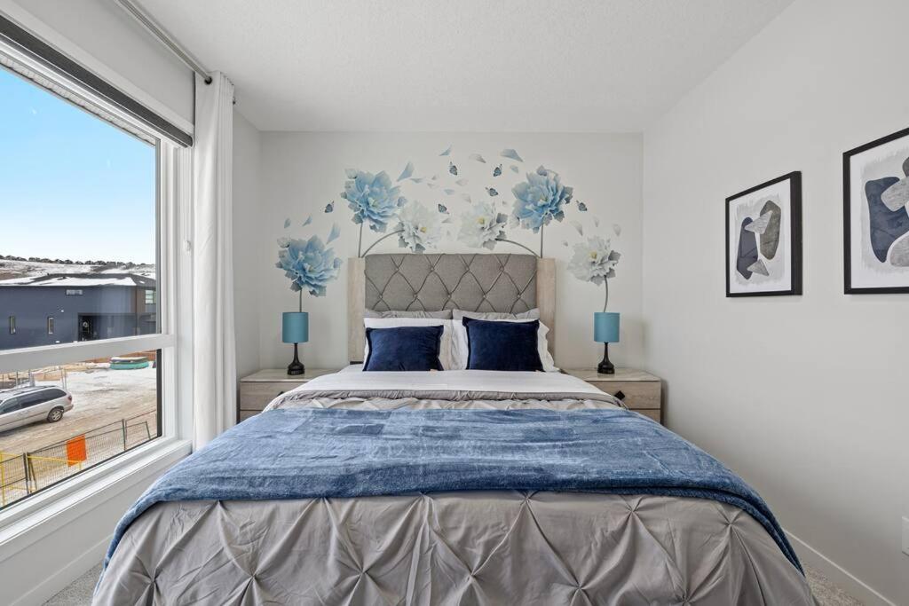 Luxury-4Bed With Ac-86"Tv-Brandnew In Cranston, Calgary Βίλα Εξωτερικό φωτογραφία