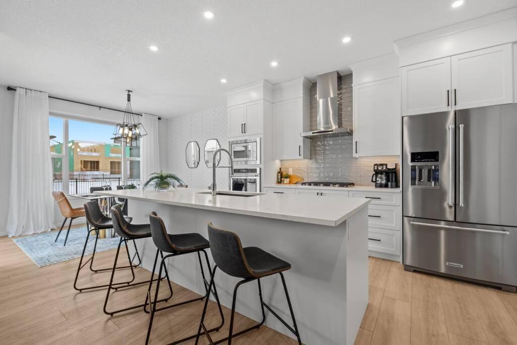 Luxury-4Bed With Ac-86"Tv-Brandnew In Cranston, Calgary Βίλα Εξωτερικό φωτογραφία