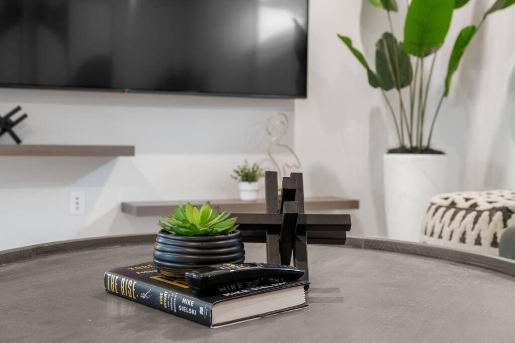 Luxury-4Bed With Ac-86"Tv-Brandnew In Cranston, Calgary Βίλα Εξωτερικό φωτογραφία