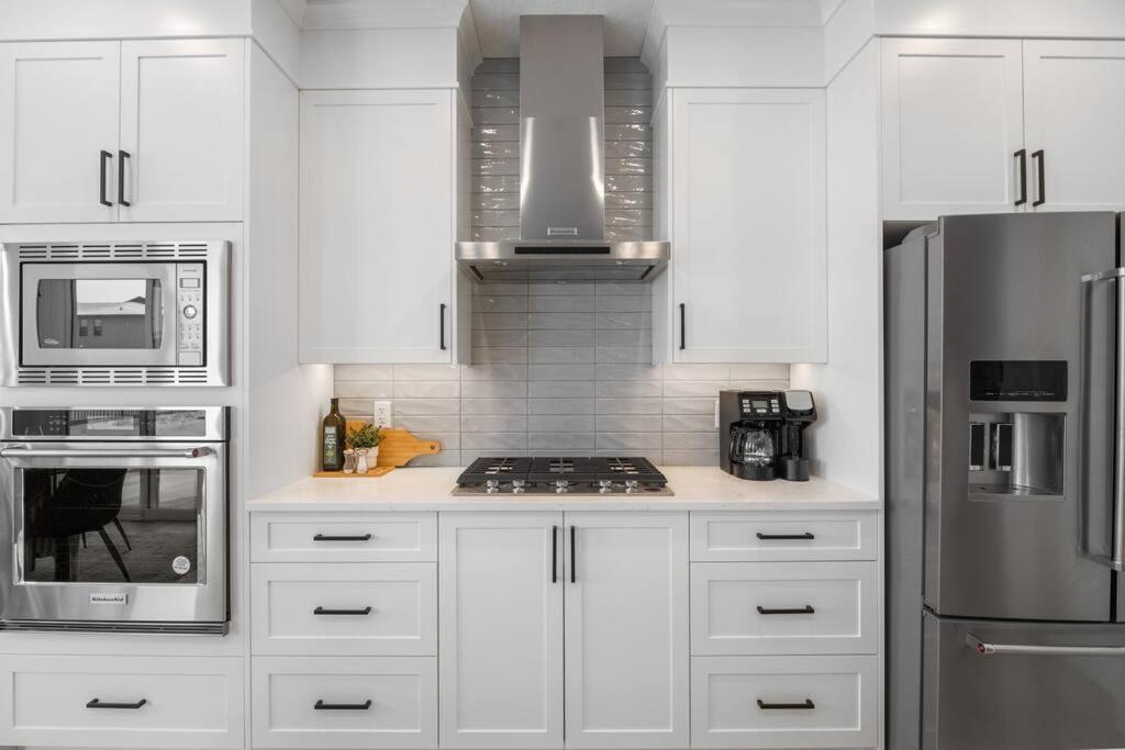 Luxury-4Bed With Ac-86"Tv-Brandnew In Cranston, Calgary Βίλα Εξωτερικό φωτογραφία