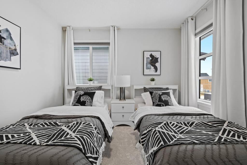 Luxury-4Bed With Ac-86"Tv-Brandnew In Cranston, Calgary Βίλα Εξωτερικό φωτογραφία