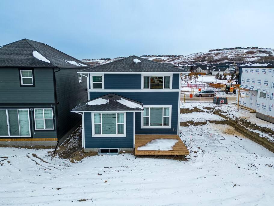 Luxury-4Bed With Ac-86"Tv-Brandnew In Cranston, Calgary Βίλα Εξωτερικό φωτογραφία