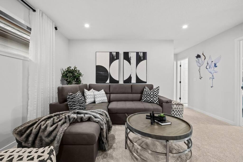 Luxury-4Bed With Ac-86"Tv-Brandnew In Cranston, Calgary Βίλα Εξωτερικό φωτογραφία