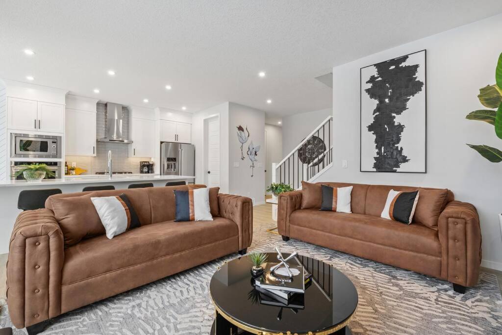 Luxury-4Bed With Ac-86"Tv-Brandnew In Cranston, Calgary Βίλα Εξωτερικό φωτογραφία