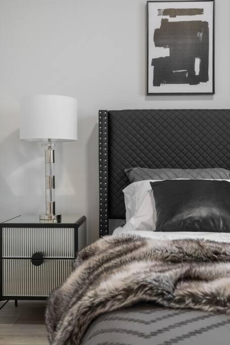 Luxury-4Bed With Ac-86"Tv-Brandnew In Cranston, Calgary Βίλα Εξωτερικό φωτογραφία