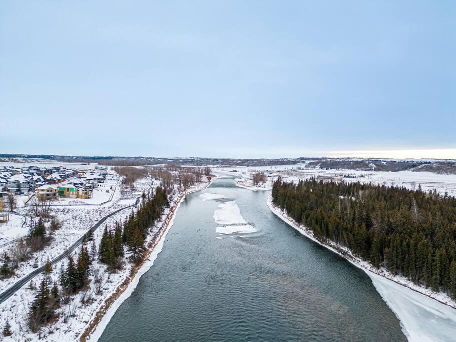Luxury-4Bed With Ac-86"Tv-Brandnew In Cranston, Calgary Βίλα Εξωτερικό φωτογραφία