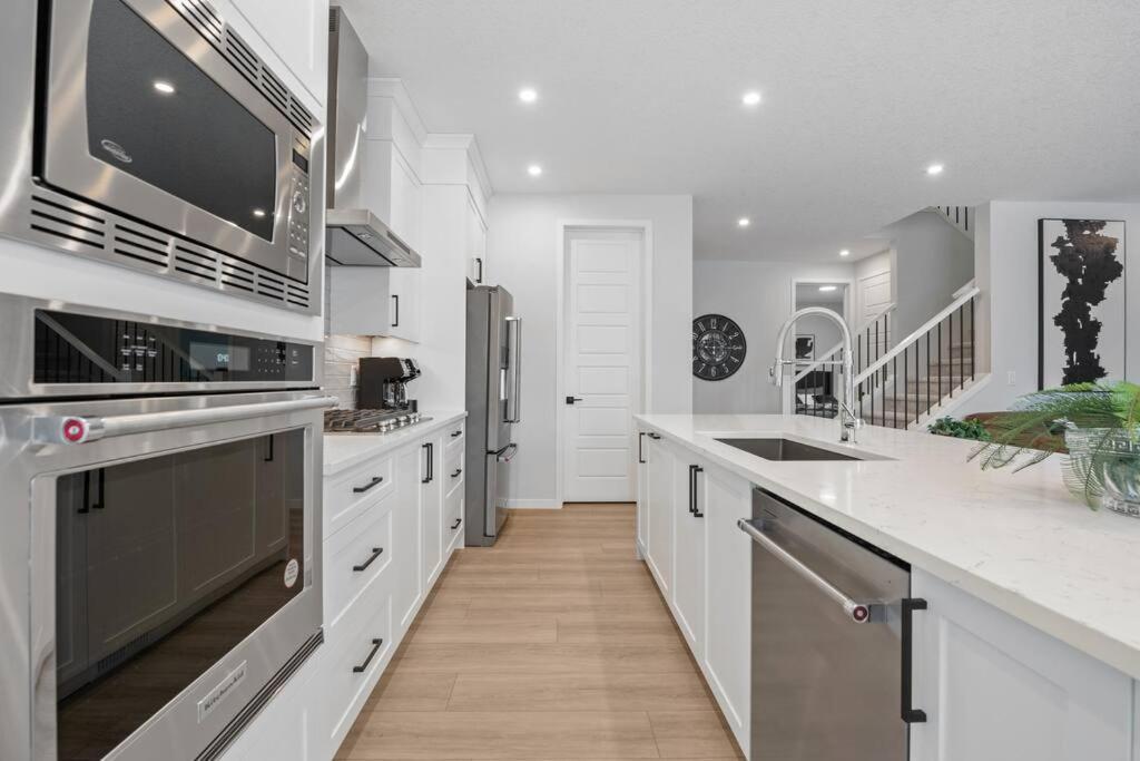 Luxury-4Bed With Ac-86"Tv-Brandnew In Cranston, Calgary Βίλα Εξωτερικό φωτογραφία