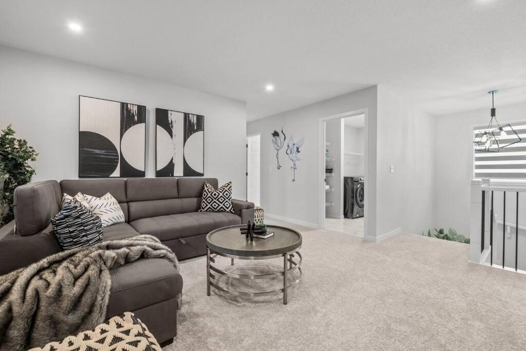 Luxury-4Bed With Ac-86"Tv-Brandnew In Cranston, Calgary Βίλα Εξωτερικό φωτογραφία