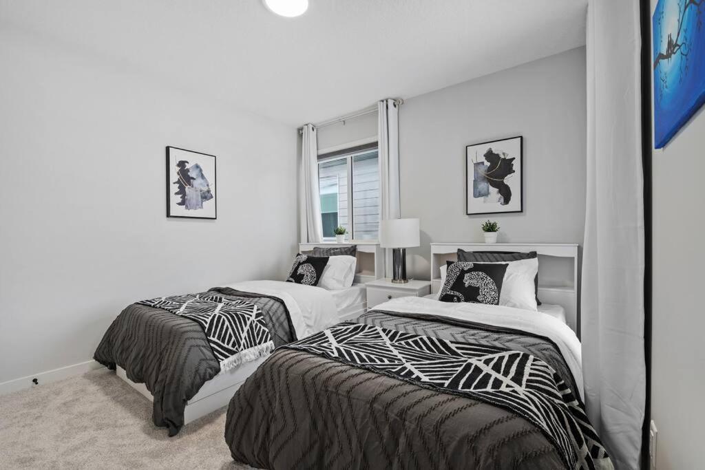 Luxury-4Bed With Ac-86"Tv-Brandnew In Cranston, Calgary Βίλα Εξωτερικό φωτογραφία