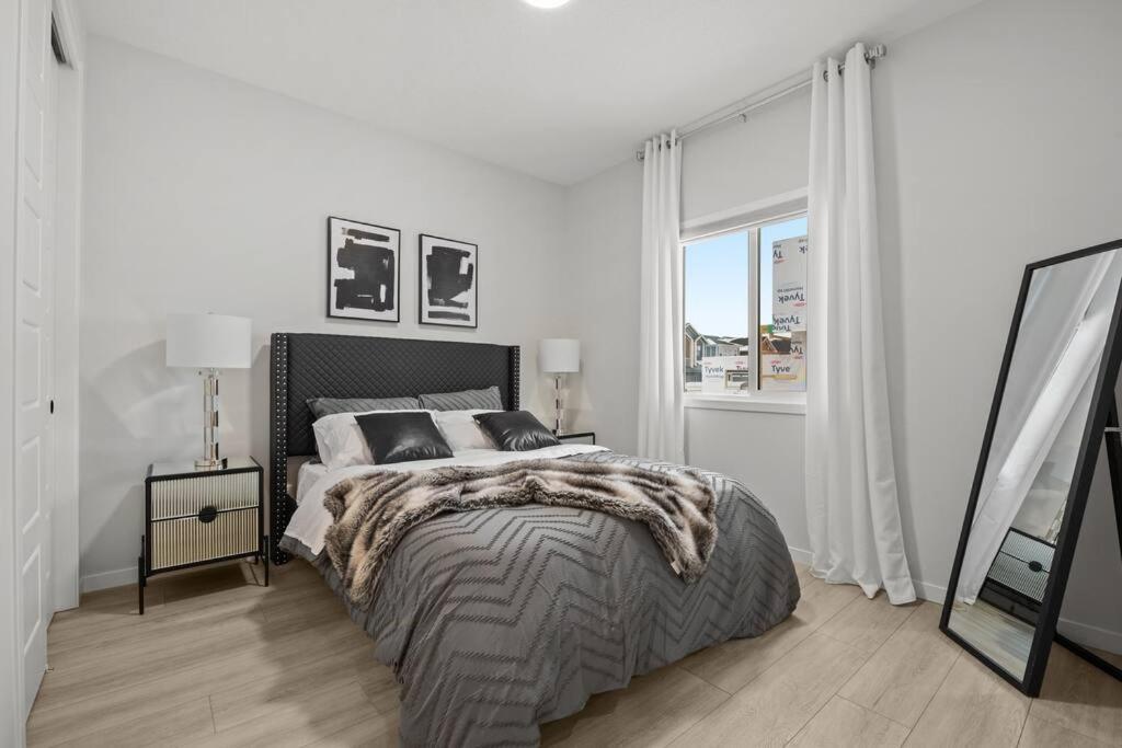 Luxury-4Bed With Ac-86"Tv-Brandnew In Cranston, Calgary Βίλα Εξωτερικό φωτογραφία