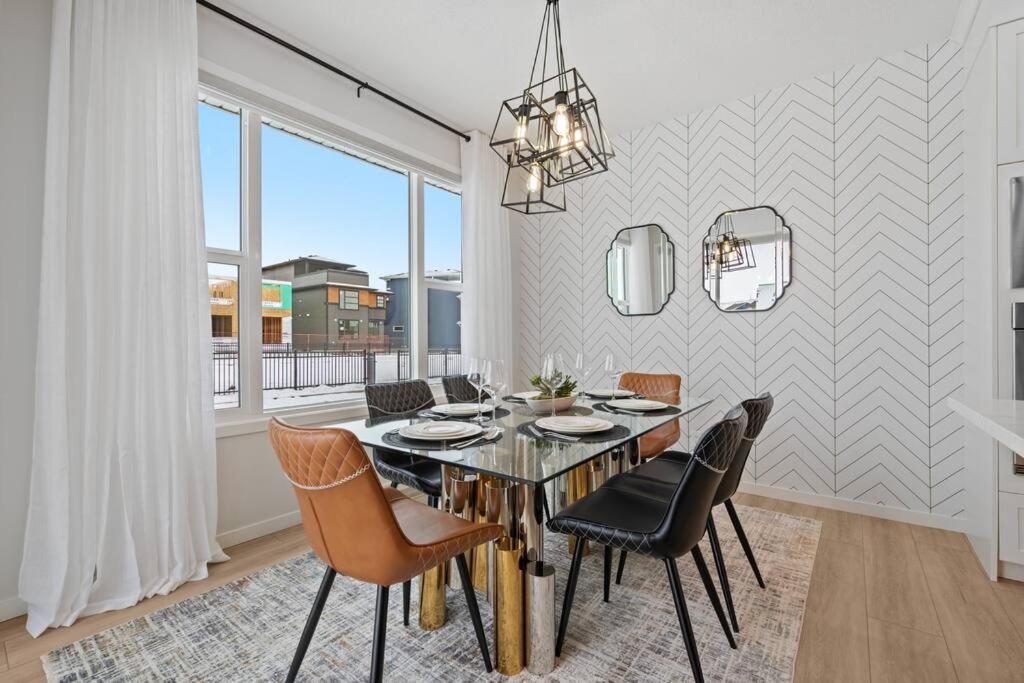 Luxury-4Bed With Ac-86"Tv-Brandnew In Cranston, Calgary Βίλα Εξωτερικό φωτογραφία