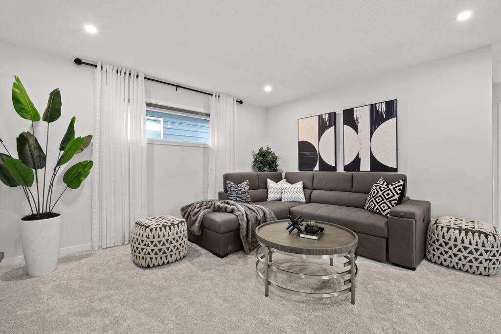 Luxury-4Bed With Ac-86"Tv-Brandnew In Cranston, Calgary Βίλα Εξωτερικό φωτογραφία