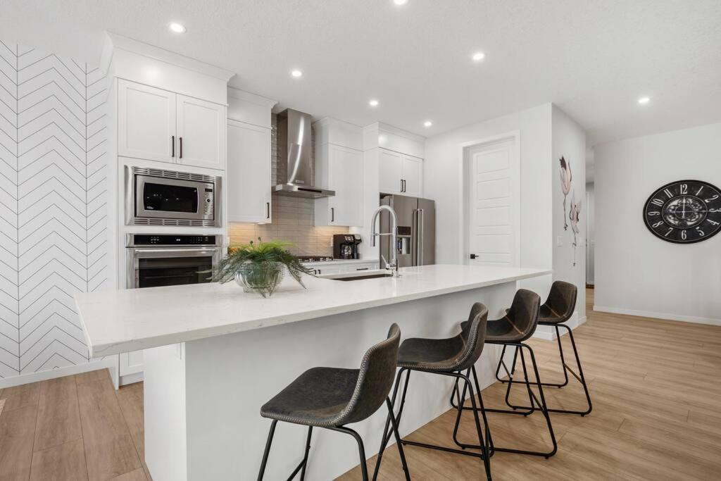 Luxury-4Bed With Ac-86"Tv-Brandnew In Cranston, Calgary Βίλα Εξωτερικό φωτογραφία