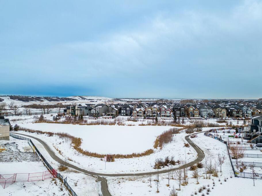 Luxury-4Bed With Ac-86"Tv-Brandnew In Cranston, Calgary Βίλα Εξωτερικό φωτογραφία