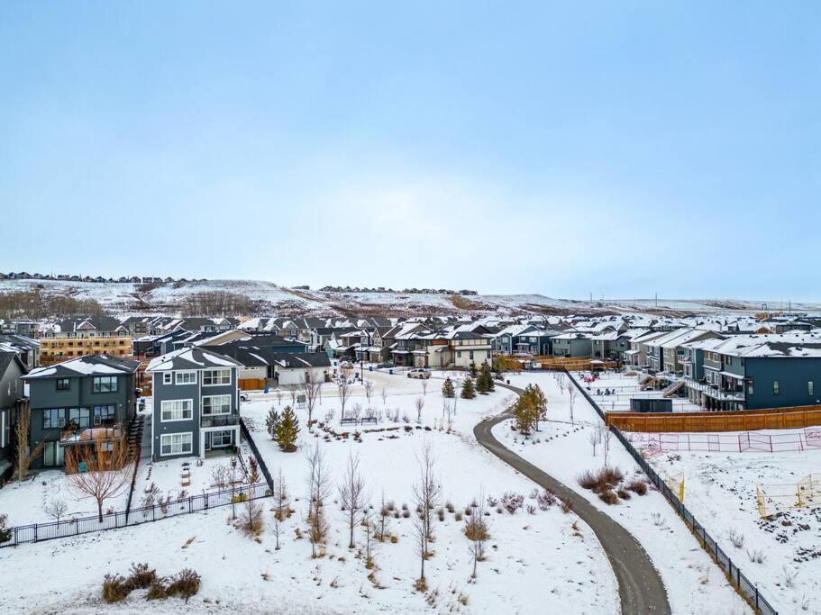 Luxury-4Bed With Ac-86"Tv-Brandnew In Cranston, Calgary Βίλα Εξωτερικό φωτογραφία