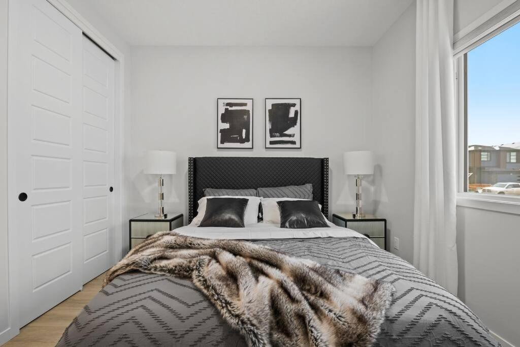 Luxury-4Bed With Ac-86"Tv-Brandnew In Cranston, Calgary Βίλα Εξωτερικό φωτογραφία