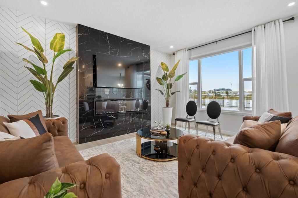 Luxury-4Bed With Ac-86"Tv-Brandnew In Cranston, Calgary Βίλα Εξωτερικό φωτογραφία
