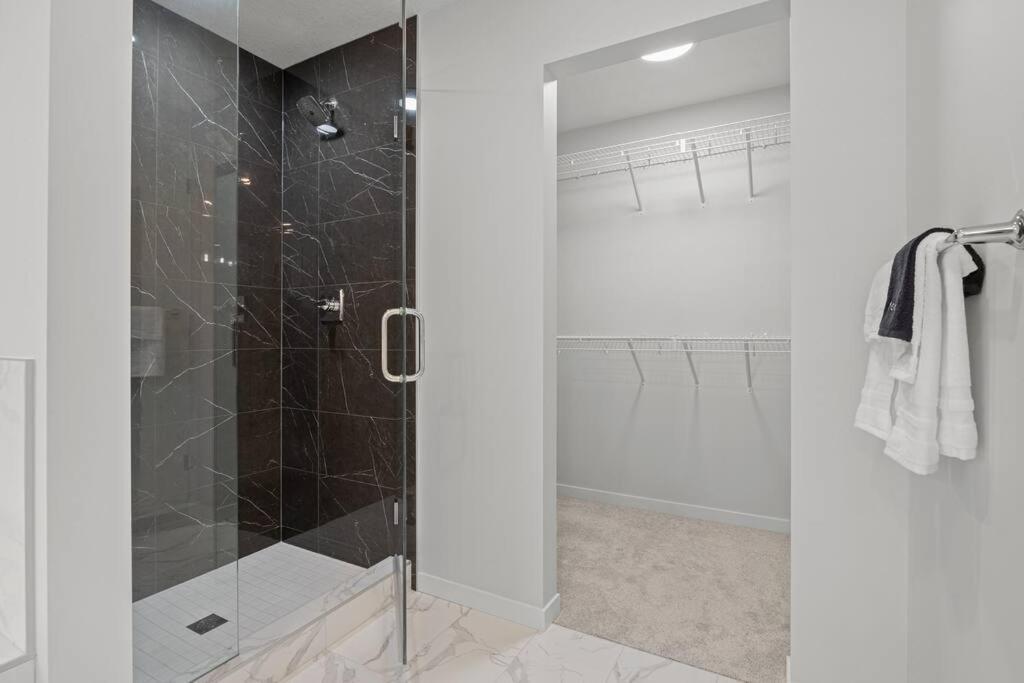 Luxury-4Bed With Ac-86"Tv-Brandnew In Cranston, Calgary Βίλα Εξωτερικό φωτογραφία