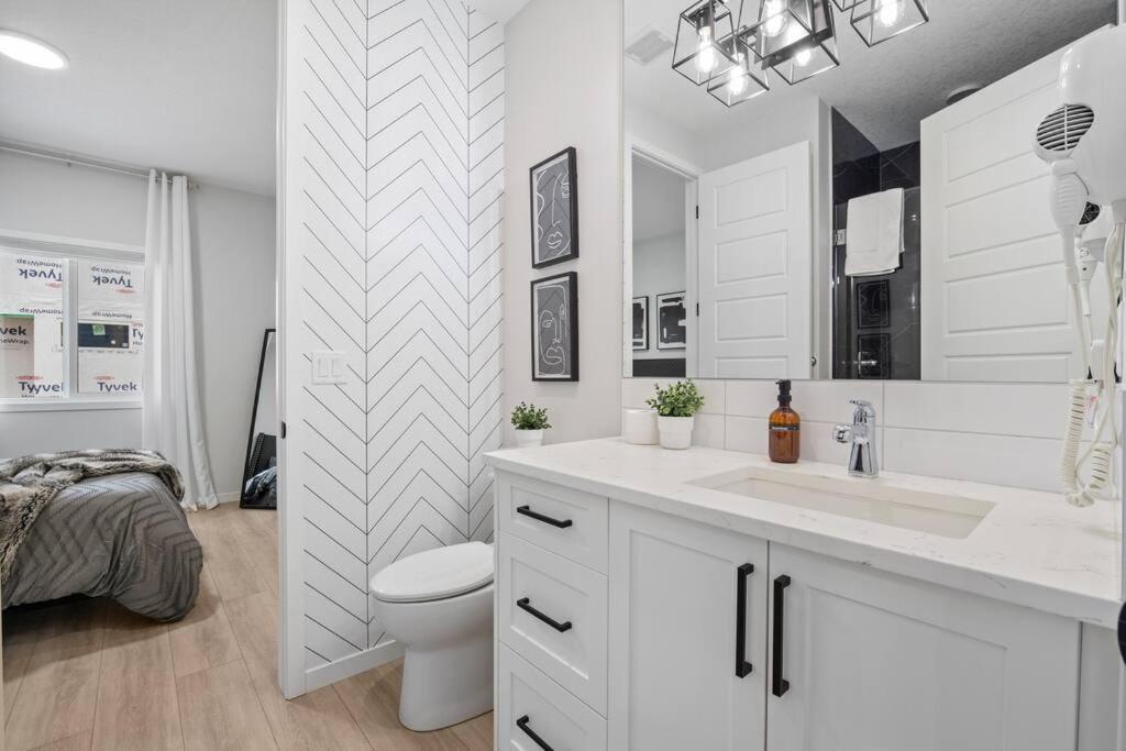 Luxury-4Bed With Ac-86"Tv-Brandnew In Cranston, Calgary Βίλα Εξωτερικό φωτογραφία