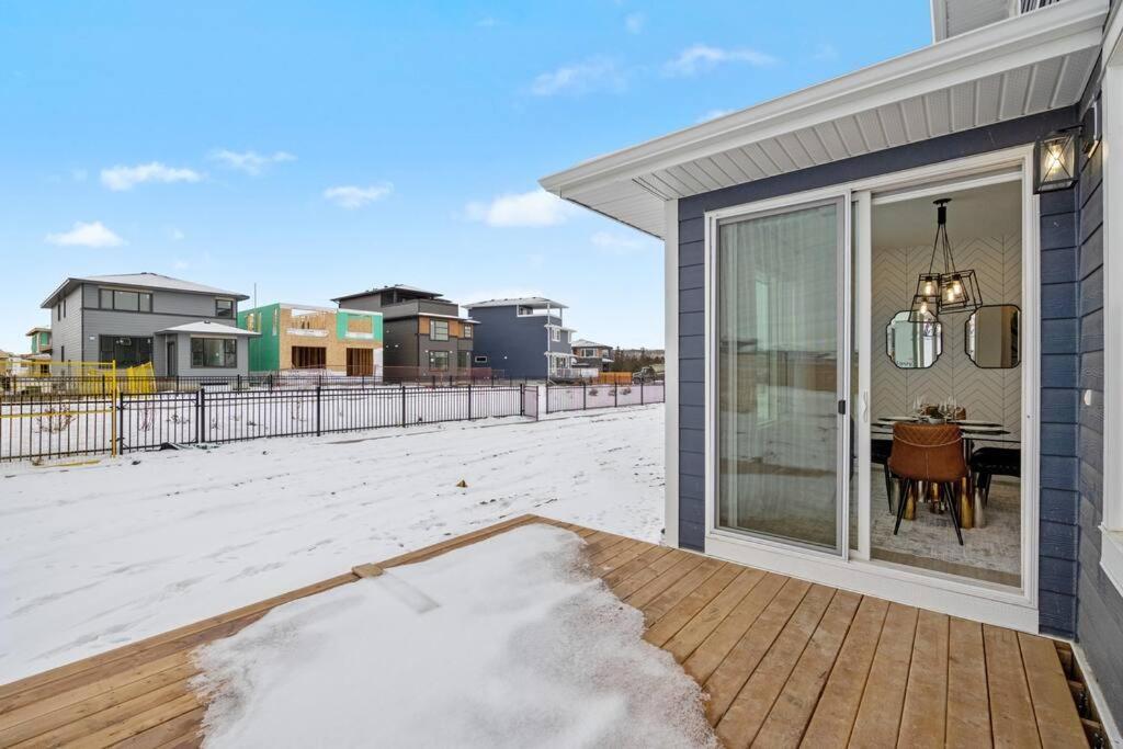 Luxury-4Bed With Ac-86"Tv-Brandnew In Cranston, Calgary Βίλα Εξωτερικό φωτογραφία