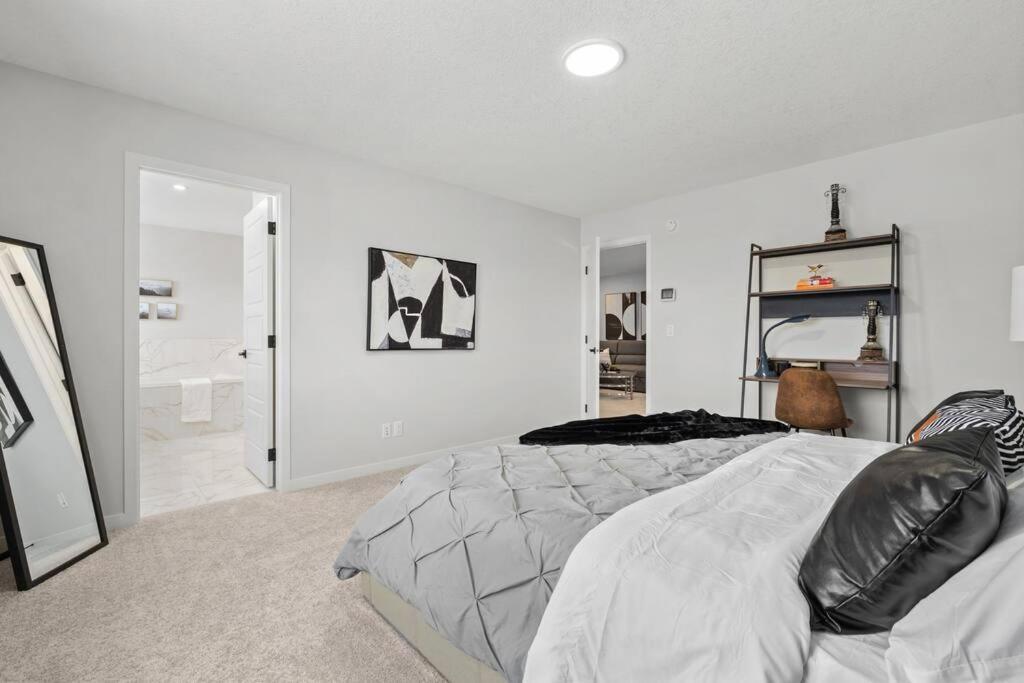 Luxury-4Bed With Ac-86"Tv-Brandnew In Cranston, Calgary Βίλα Εξωτερικό φωτογραφία