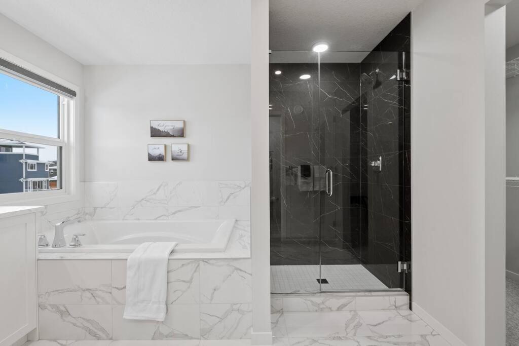 Luxury-4Bed With Ac-86"Tv-Brandnew In Cranston, Calgary Βίλα Εξωτερικό φωτογραφία