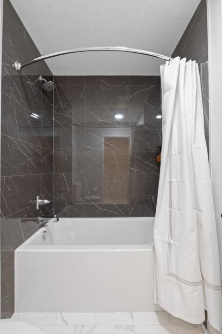 Luxury-4Bed With Ac-86"Tv-Brandnew In Cranston, Calgary Βίλα Εξωτερικό φωτογραφία